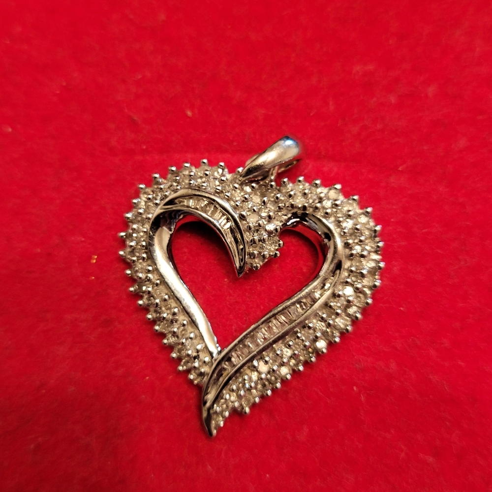 10k White Gold Diamond heat pendant about 3/4 diam